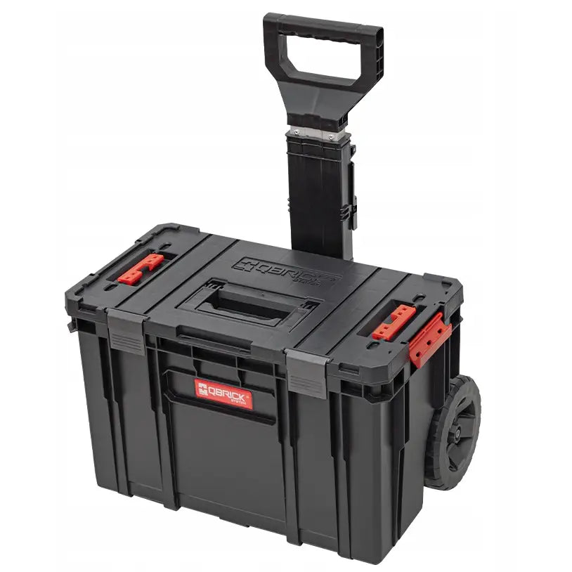 Verktøykasse Qbrick System To Set, skråvisning som fremhever røde låser, robuste hjul og teleskophåndtak.