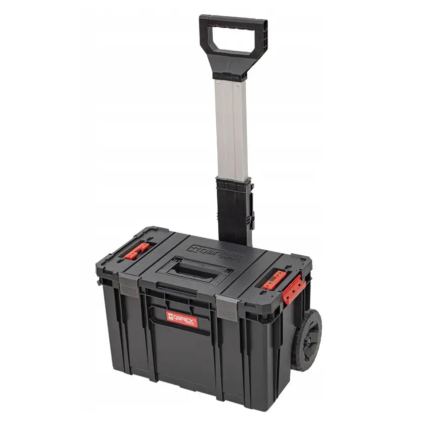 Verktøykasse Qbrick System To Set, sort hardplast med røde detaljer, metallhåndtak og hjul, trekvart front.