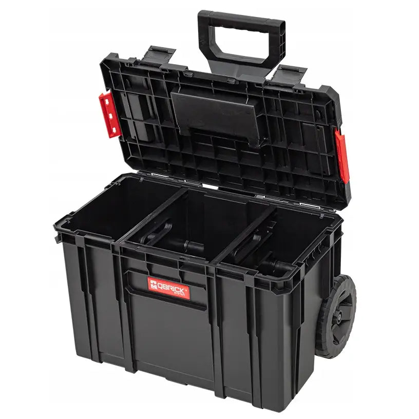 Verktøykasse Qbrick System To Set, åpent lokk viser inndelte rom, sett skrått med store hjul og bærehåndtak.