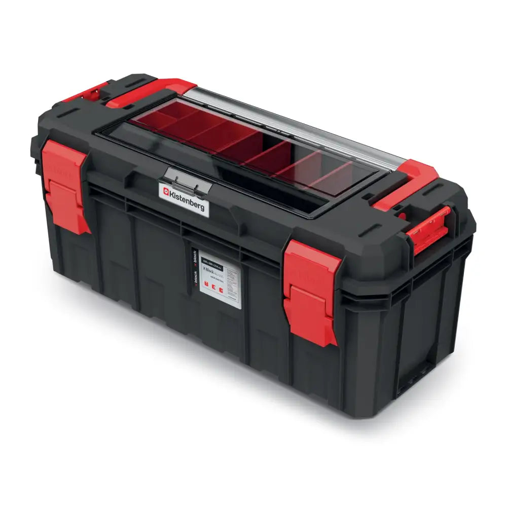 Sort verktøykasse med røde låseklips og gjennomsiktig lokk med små rom, sett skrått forfra.