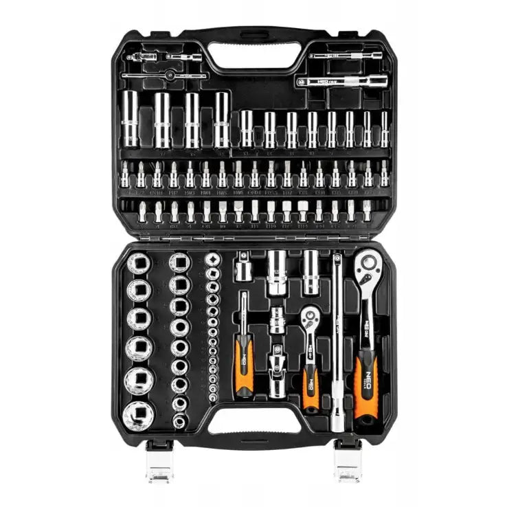 Verktøysett i sort etui åpnet ovenfra, med piper, skralle og oransje-detaljerte håndtak synlig.