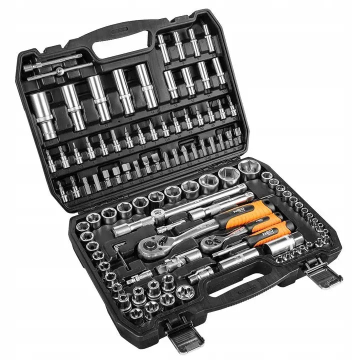 Verktøysett i sort etui, åpent og vinklet, med pipenøkler, skrallehåndtak og oransje detaljert grep.