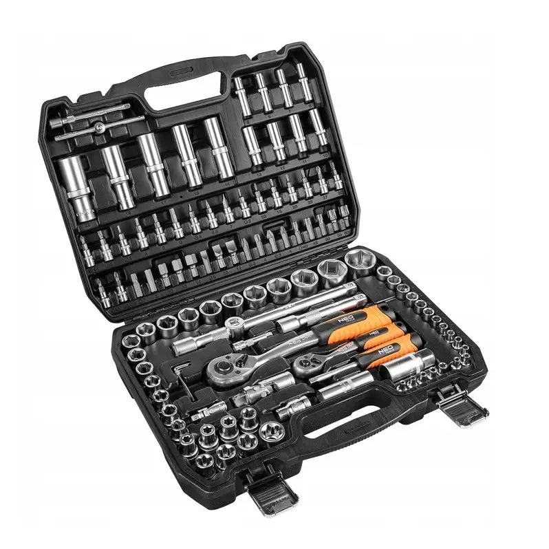Verktøysett med 108 deler, oversiktsbilde av åpen sort koffert med organiserte pipenøkler og oransje håndtak.