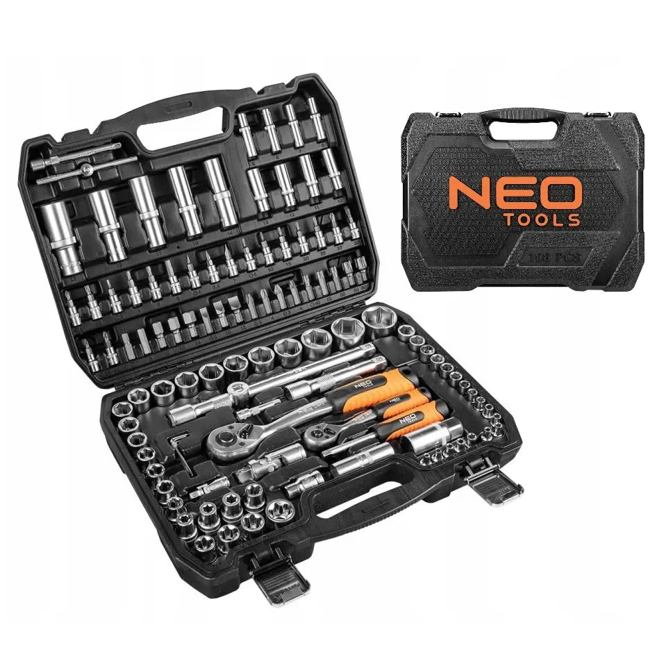 Verktøysett i åpen sort koffert, kromfargede piper og oransje håndtak, med lukket koffert og logo bak.