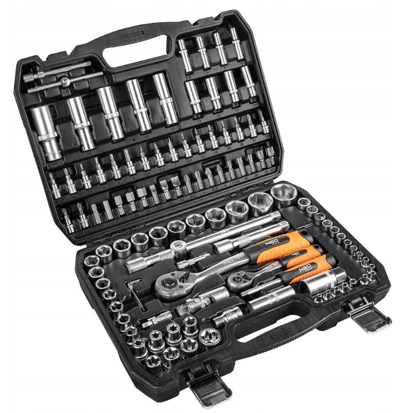 Verktøysett i sort plastkoffert, skrå vinkel som viser piper, skraller, oransje håndtak og metallbits samlet.