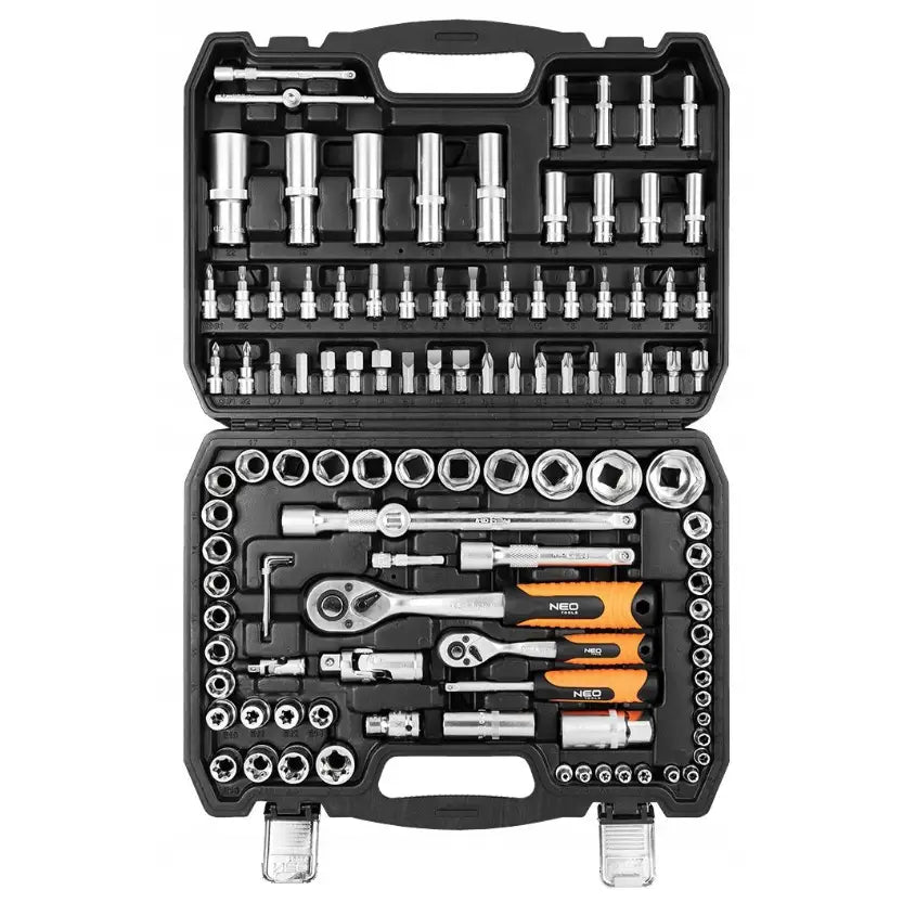 Verktøysett i sort koffert, oversiktsbilde av pipenøkler, bits og skraller med oransje håndtak.