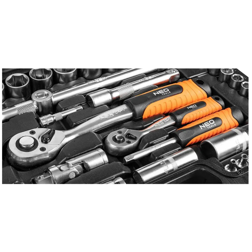 Verktøysett med sorte og oransje skraller og bits, oversiktsbilde av innholdet i åpen koffert tatt ovenfra.