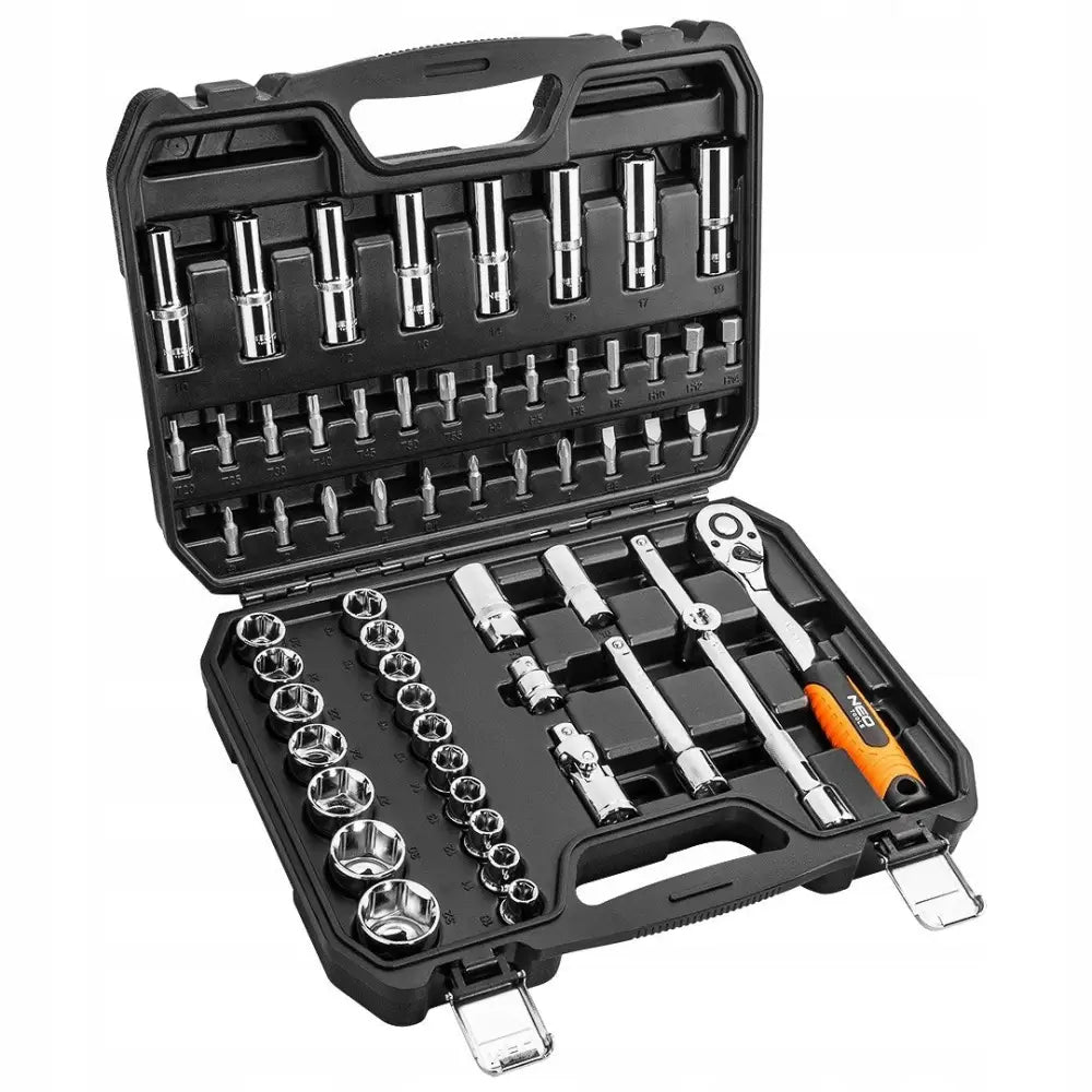 Verktøysett 1/2", åpent sort skrin med piper, bits og skralle i metall samt oransje håndtak, sett skrått ovenfra.