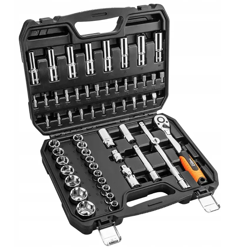 Verktøysett med 58 deler i åpen sort koffert, sort og oransje håndtak, kromfargede pipenøkler og bits.