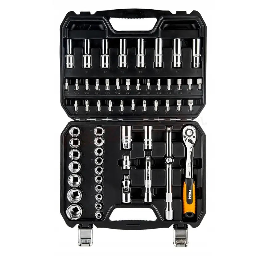 Verktøysett i sort plastetui, oversiktsbilde av piper, bits og skrallenøkkel pent organisert.