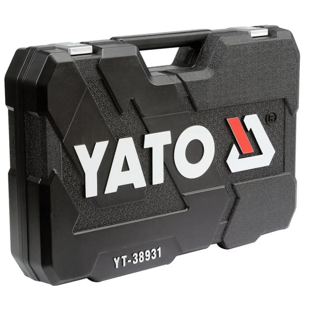 Verktøysett i sort plastkoffert, sidevisning med stor hvit logo og rødt designelement på fronten.