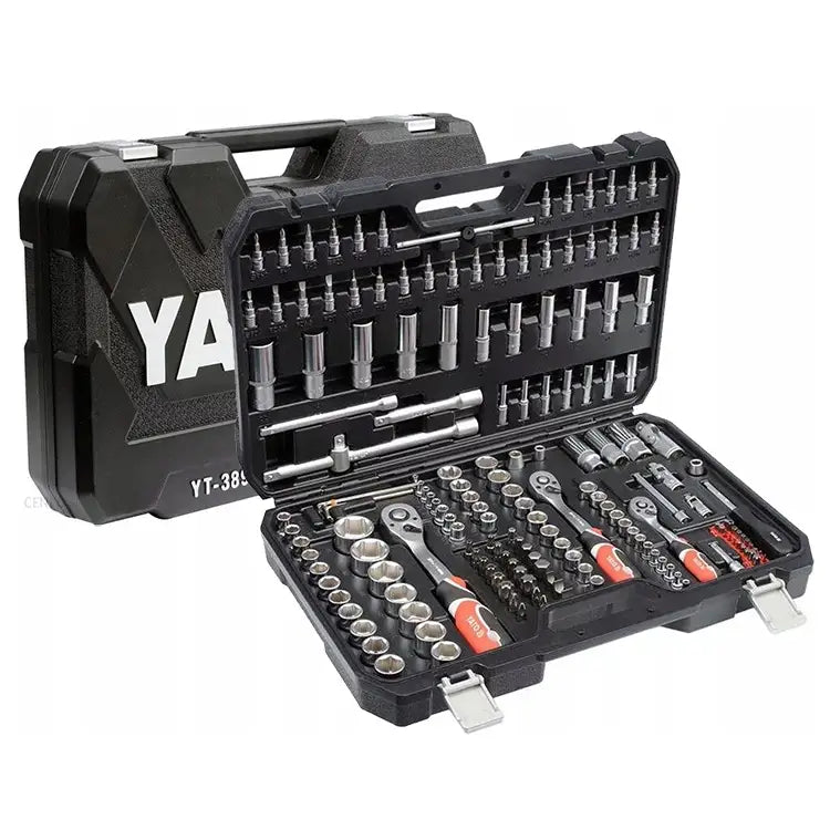 Verktøysett 1/2" XXL, åpen svart koffert sett skrått forfra med piper, bits og skralle synlig.