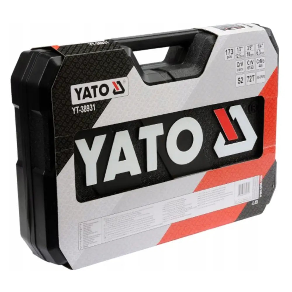 Verktøysett i sort hardplastkoffert, synlig hvitt og rødt logo på lokk og bærehåndtak på toppen.