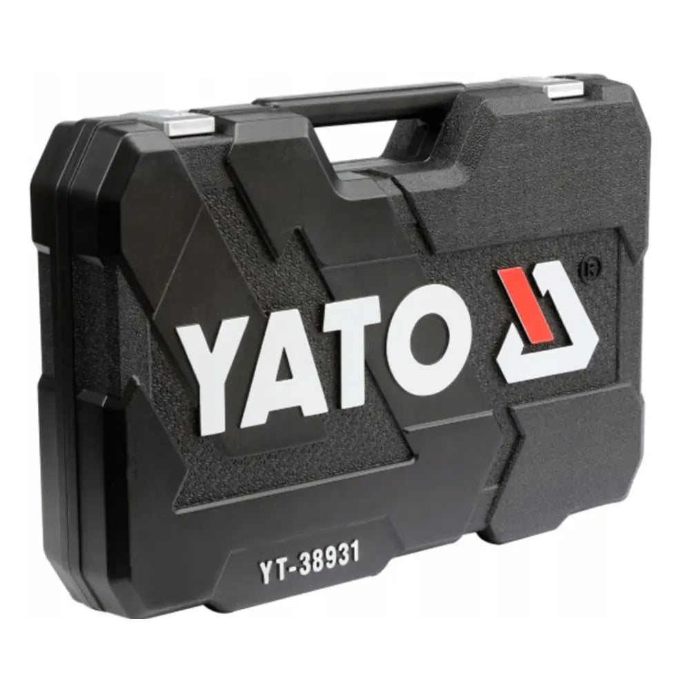 Verktøysett i sort koffert, skrå vinkel som fremhever hvit og rød logo, metallspenner og modellnummer.