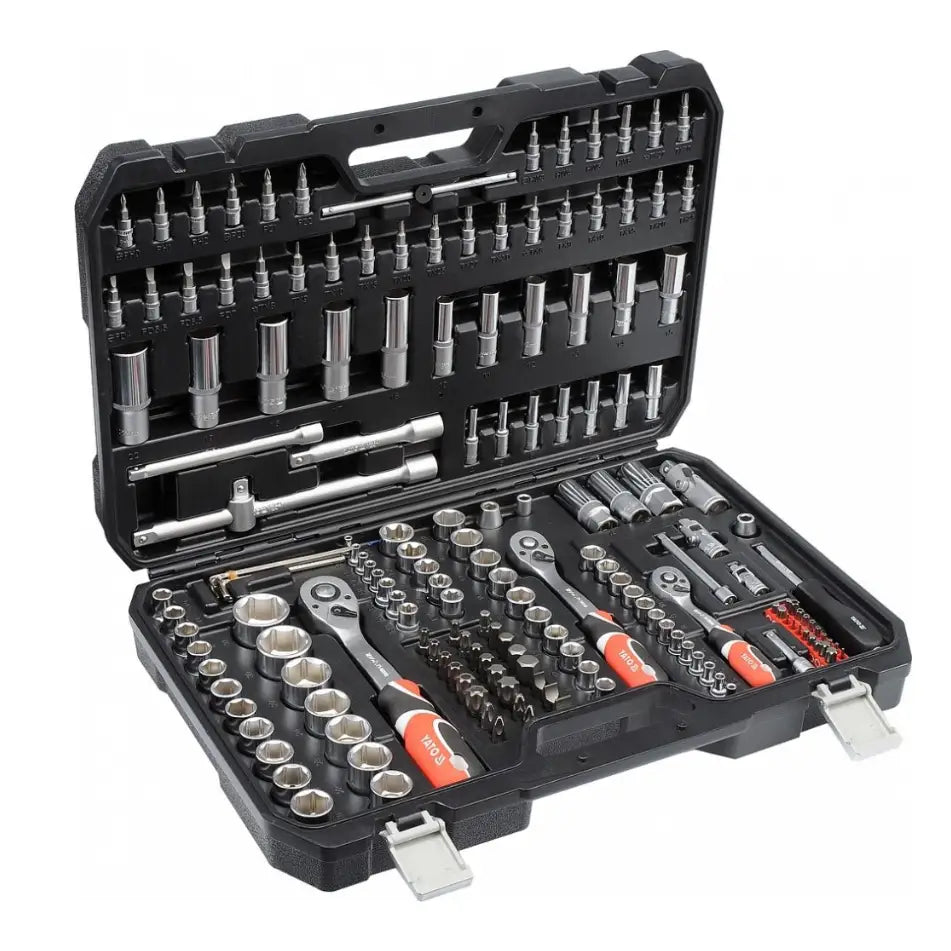 Verktøysett med 173 deler, krom- og stålpiper og håndverktøy med røde detaljer i åpen svart koffert.