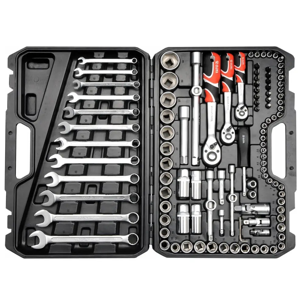 Verktøysett XL med 111 deler, oversiktsbilde av sort skrin med sølvfargede nøkler og rødskrudde detaljer.