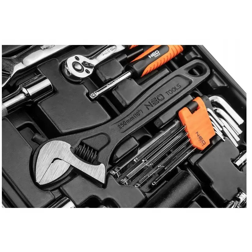 Verktøysett med 143 deler, nærbilde av skiftenøkkel, unbrakonøkler i oransje holder og skrutrekkere i sort etui.
