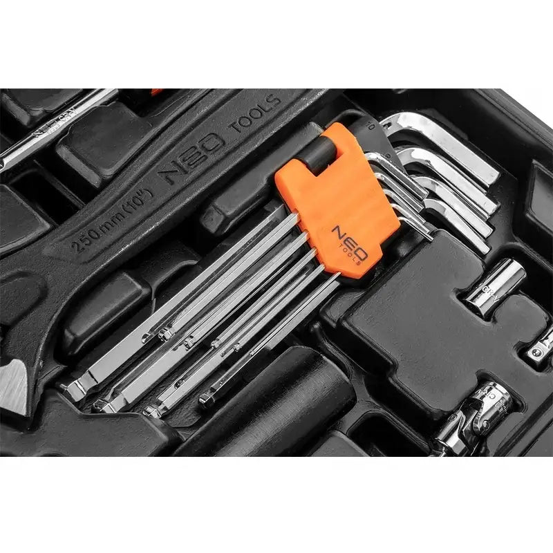 Sekskantnøkkelsett i blankt metall, organisert i oransje holder, plassert i sort verktøykasse, sett ovenfra.