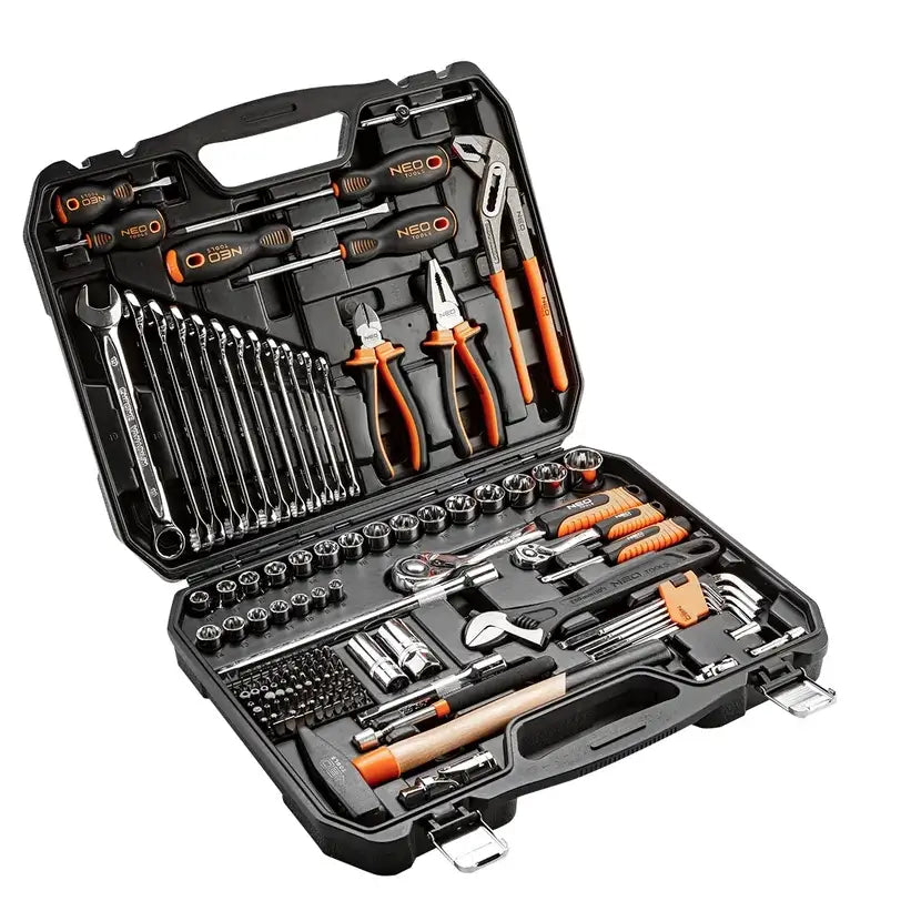 Verktøysett med 143 deler, sort koffert åpen og oversikt over sort og oransje håndverktøy samt metallbits.