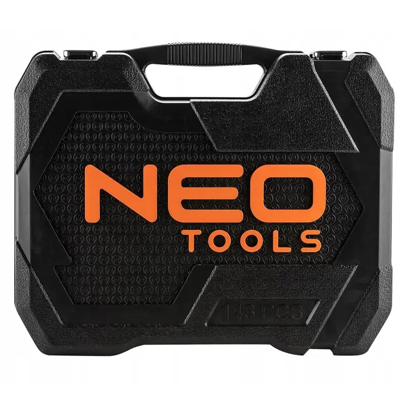 Verktøysett i sort hardplastkoffert, frontvisning som fremhever strukturert overflate og oransje tekst.