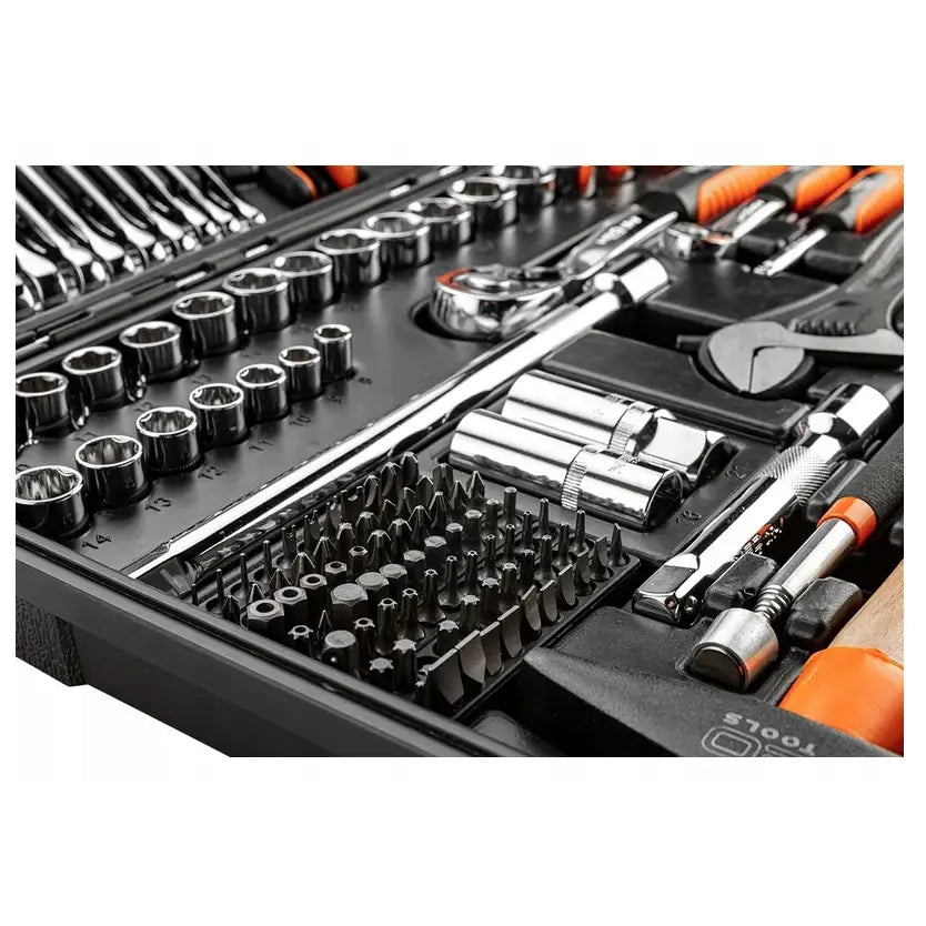 Verktøysett med 143 deler, nærbilde av kasse med blanke pipenøkler, bits og oransje håndtak.
