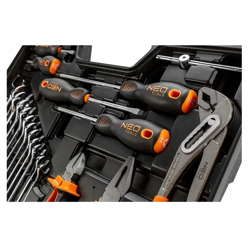 Verktøysett med fire håndverktøy med svarte og oransje håndtak i sort verktøykasse, nærbilde fra skrå vinkel.