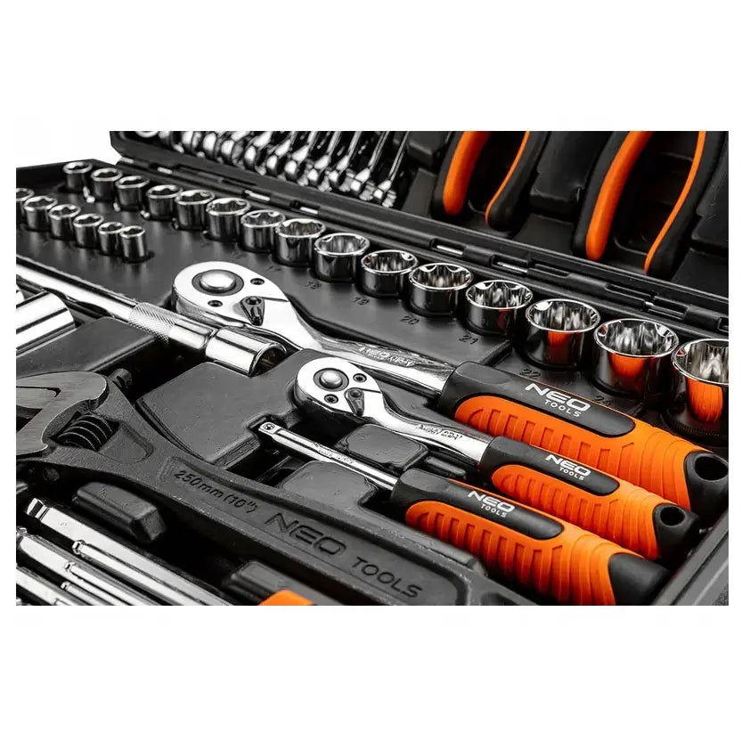 Verktøysett med 143 deler, åpen koffert fra skrå vinkel viser sort/oransje grep og systematisk ordnede verktøy.