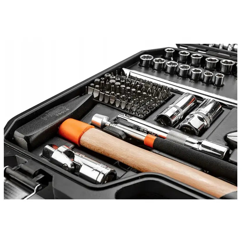 Verktøysett med 143 deler i sort skrin, hammer med treskaft, piper og bits synlig fra skrått ovenfra.