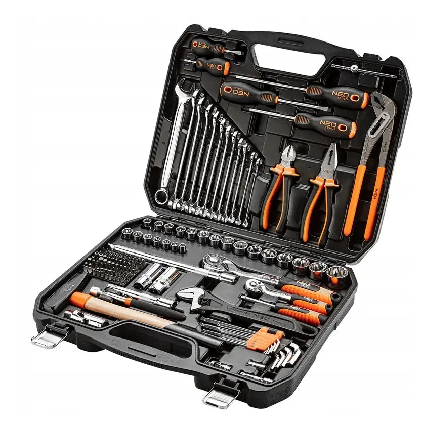 Verktøysett med 143 deler, oversiktsbilde av åpent sort plastskrin med oransje og svarte håndverktøy.