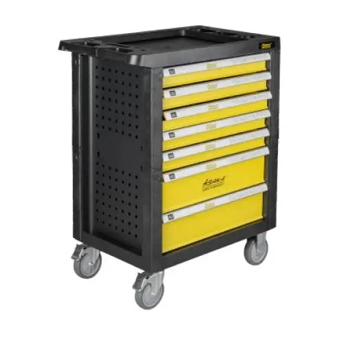 Verktøysett med sort og gul metallvogn, syv skuffer og perforert sidepanel, vist i trekvart frontperspektiv.