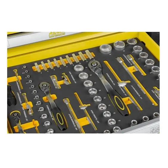 Verktøysett med 156 deler, sort og gul skuminnsats med skralle og piper sortert i gult skuffeinnlegg.