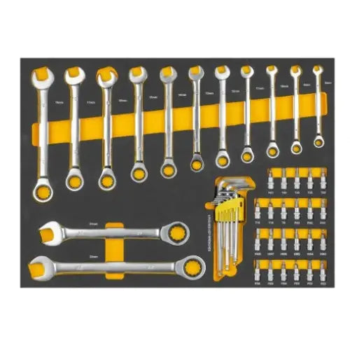 Verktøysett med 156 deler, sett ovenfra i skuminnsats med gule detaljer og nøkkelverktøy i ulike størrelser.