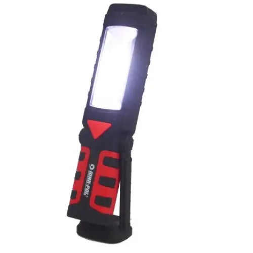 Arbeidslykt fra verktøysett, stående med tent LED-lys, gummierte kanter og markert rød knapp under lampen.