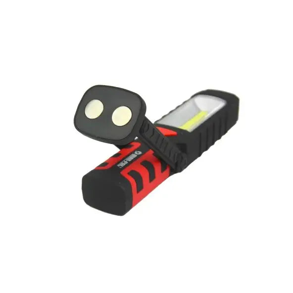 Rød og svart lommelykt fra verktøysett, sett skrått bakfra med synlige magneter og fleksibel arm.