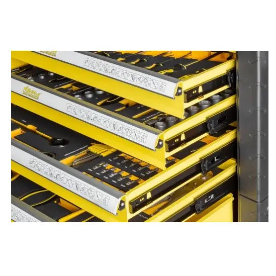 Verktøysett med 156 deler, fire åpne skuffer fra siden, sort og gult skuminnlegg og sorterte verktøy.