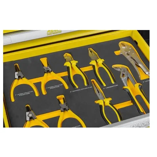 Verktøysett med tenger i gule og svarte håndtak organisert i skuminnsats, sett ovenfra.