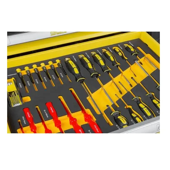 Verktøysett med skrutrekkere i sort og gult skuffeinnlegg, ulike håndtaksfarger, sett ovenfra.
