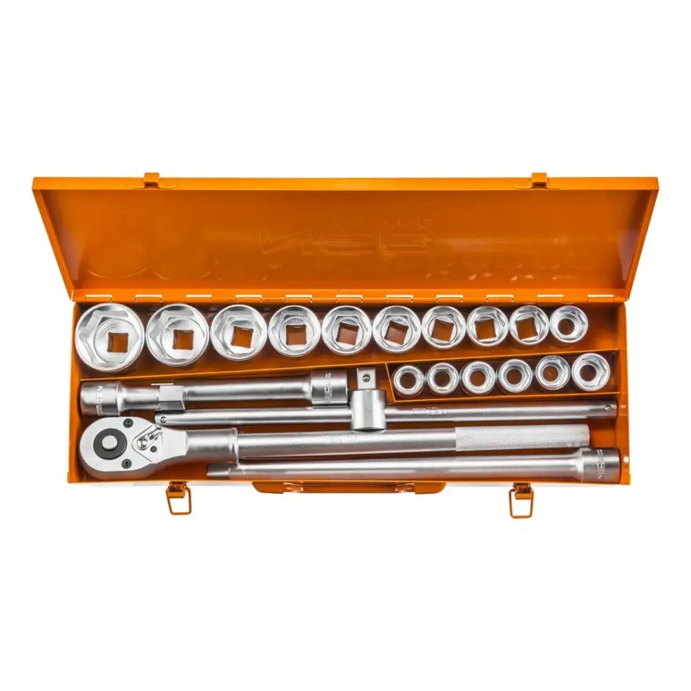 Verktøysett med 21 metallpiper og skralle, oversiktlig arrangert i oransje verktøykasse sett ovenfra.