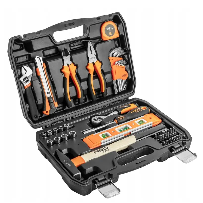 Verktøysett med 60 deler i åpen sort koffert, håndverktøy i oransje og svart synlig fra skrå vinkel.
