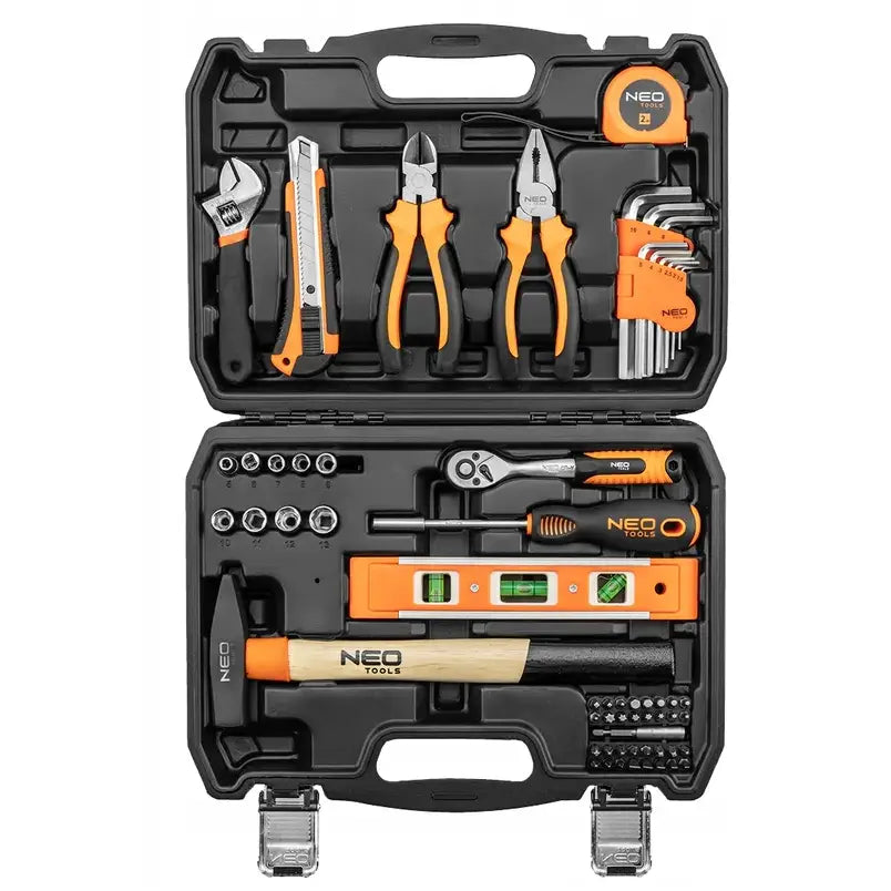 Verktøysett med 60 deler, åpent sort skrin sett ovenfra med oransje og svarte håndverktøy synlige.