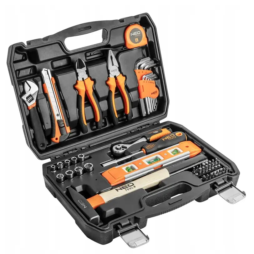 Verktøysett med 60 deler, oversiktsbilde av åpen sort plastkasse med oransje og svarte håndverktøy.