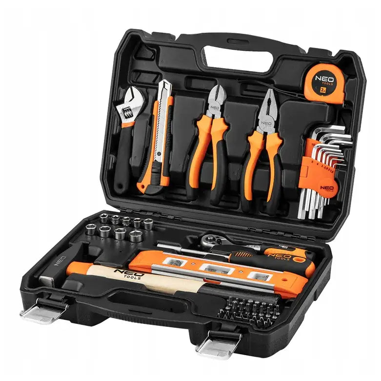 Verktøysett med 60 deler, skråvisning av åpent sort skrin med orange detaljer og sortert håndverktøy.