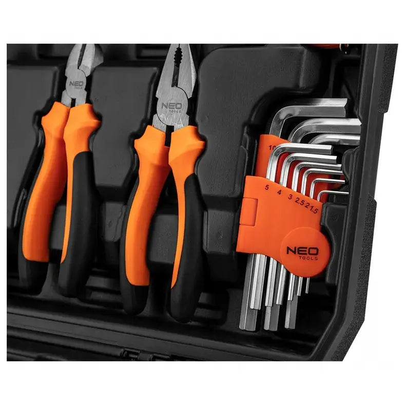 Verktøysett med 60 deler, fokus på tenger med oransje og svarte håndtak og unbrakonøkler i koffert, skrå vinkel.