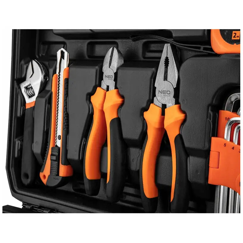 Verktøysett med 60 deler, sortert i koffert, viser tang, avbitertang, tapetkniv og skiftenøkkel.