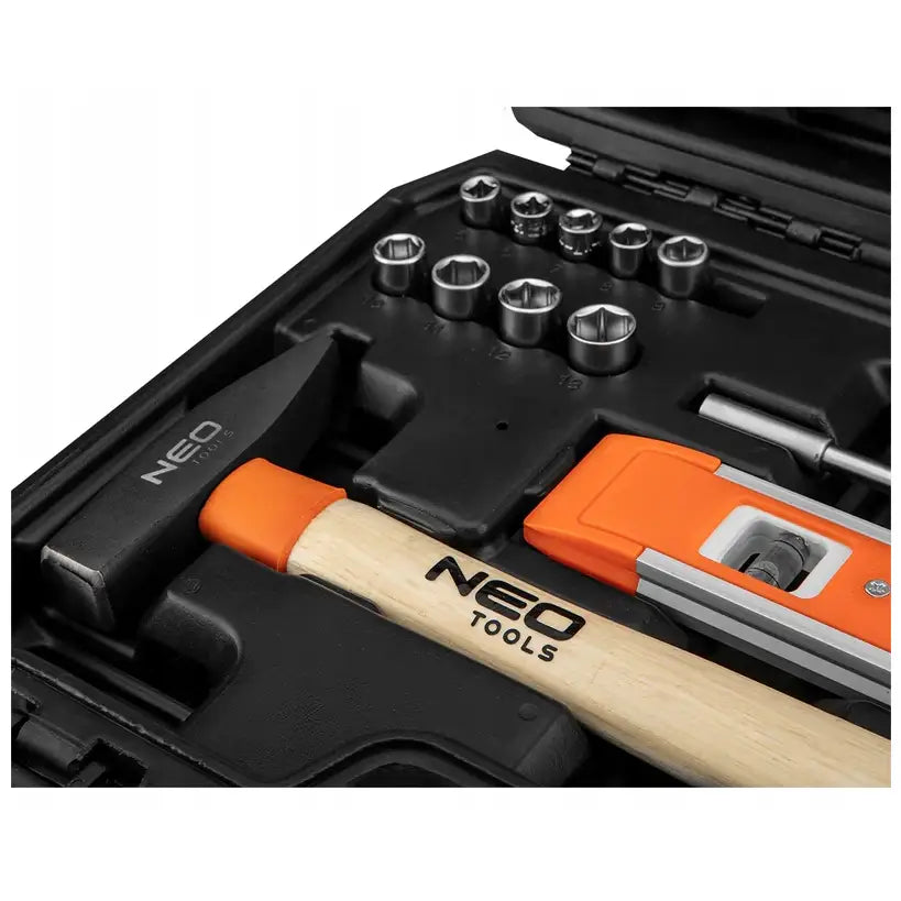 Verktøysett med 60 deler, oversiktsbilde av sort skrin med hammer, pipesett og oransje vater i innredning.