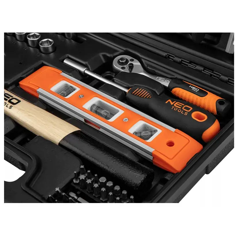 Verktøysett med hammer, skrutrekker og vaterpass med oransje detaljer, sett ovenfra i sort koffert.