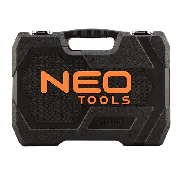 Verktøysett med 60 deler i sort plastkoffert, oransje NEO TOOLS-logo og metallspenner synlig foran.