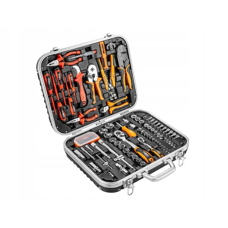 Verktøysett Neo 108 deler, åpen sølvkoffert med oransje og svarte håndverktøy sett fra skrå vinkel.