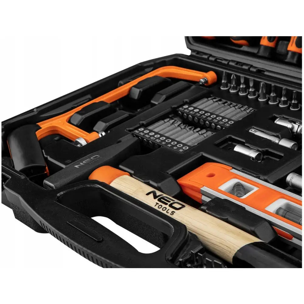 Verktøysett Neo, åpen plastkoffert med hammer i tre, vater og bits synlige fra skrå vinkel.