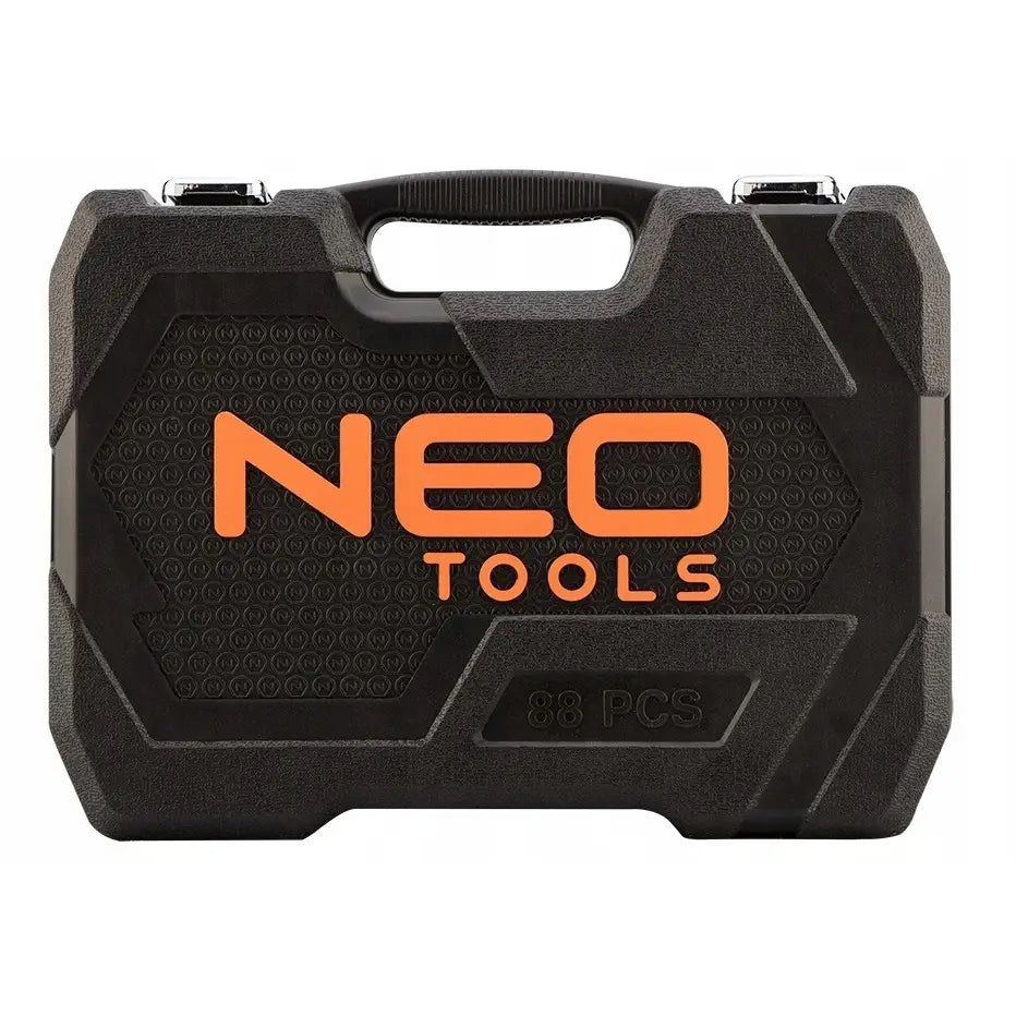 Verktøysett Neo, sort plastkoffert sett forfra med oransje logo, preget mønster og metallspenner.